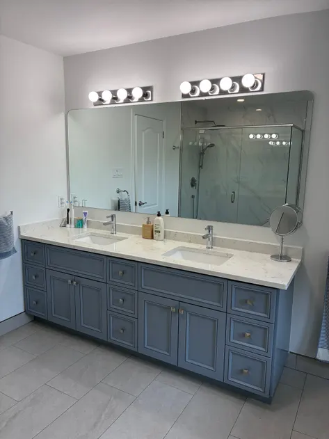 Double vanity with a large mirror